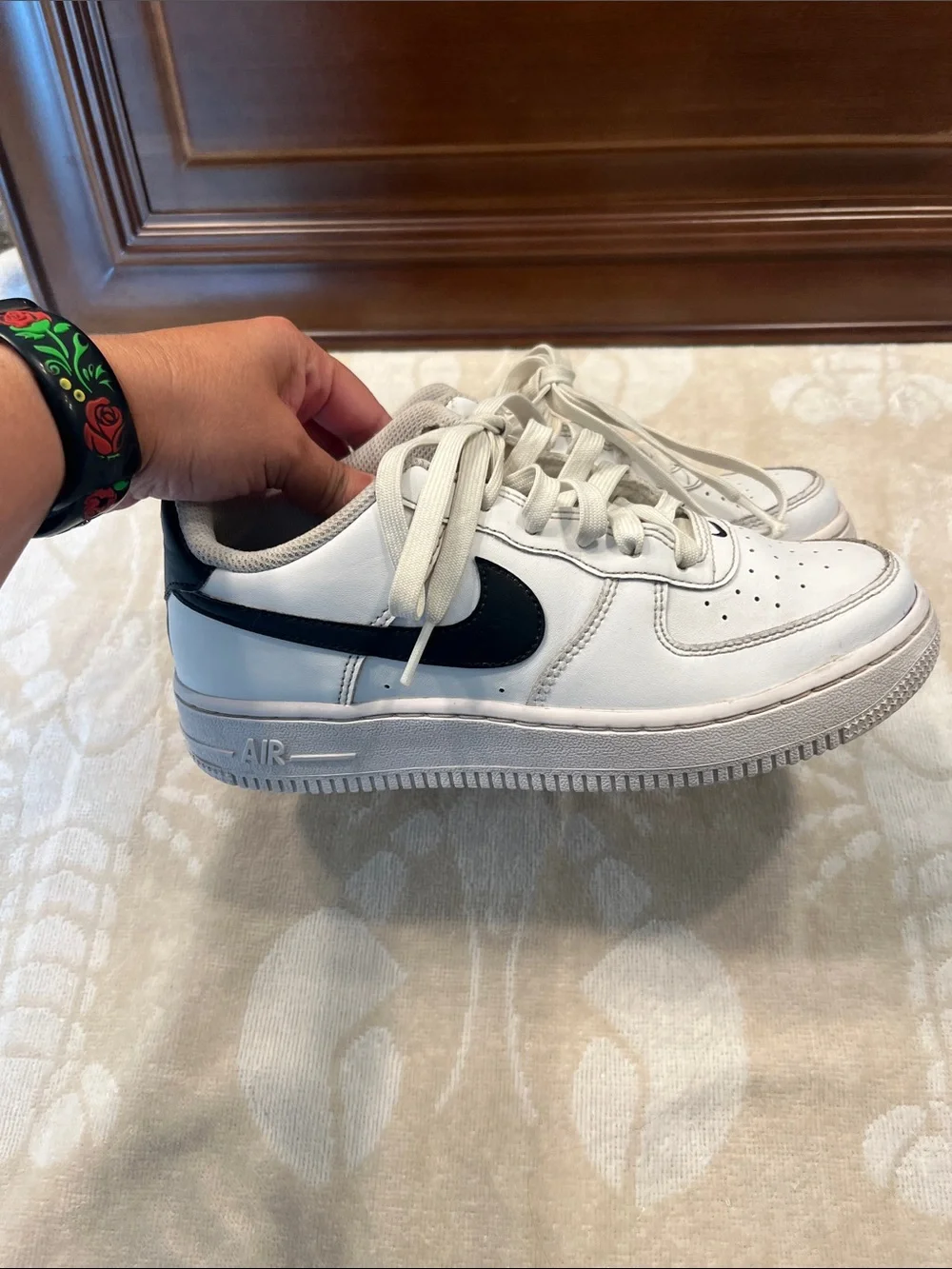 Nike Air Force 1 '07 Low sneakers a white leather upper, black Nike youth, 4.5Y